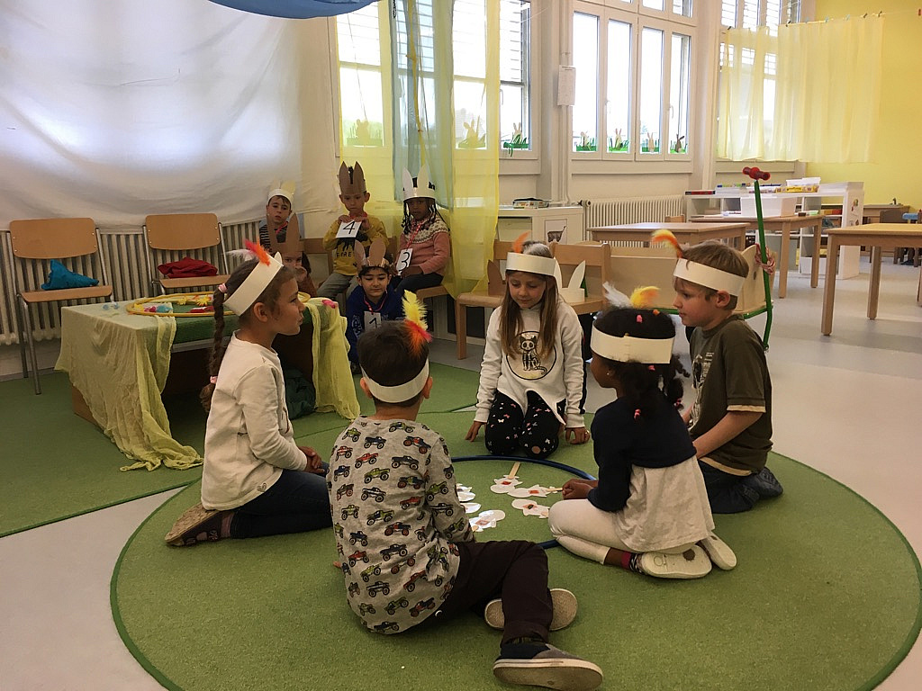 Theateraufführung von «Hoppel und der Osterhase» im Kindergarten Feld 4
