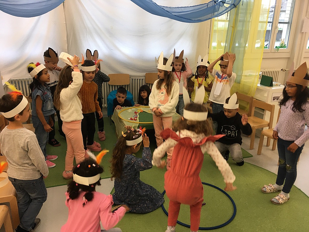 Theateraufführung von «Hoppel und der Osterhase» im Kindergarten Feld 4