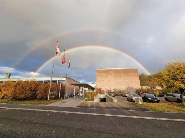 Regenbogen über dem Schulhaus Feld