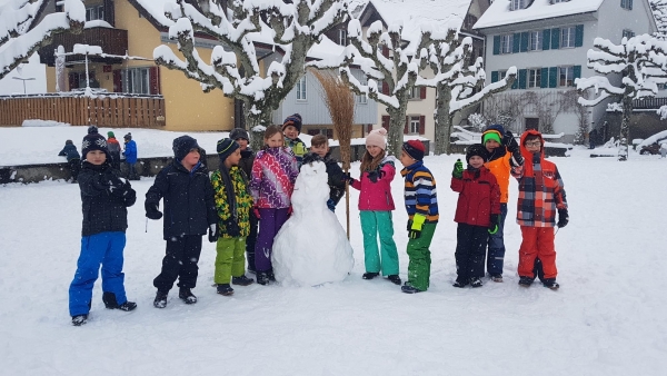 Schneeplausch auf dem Pausenplatz 1888